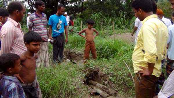 সাভারে কবরস্থান থেকে ৭টি লাশ চুরি ।। এলাকায় চাঞ্চল্য সৃষ্টি