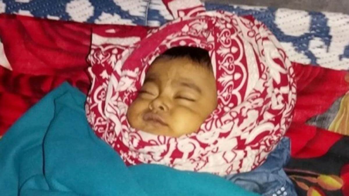 মায়ের কোলেই শিশুকে পিটিয়ে হত্যা