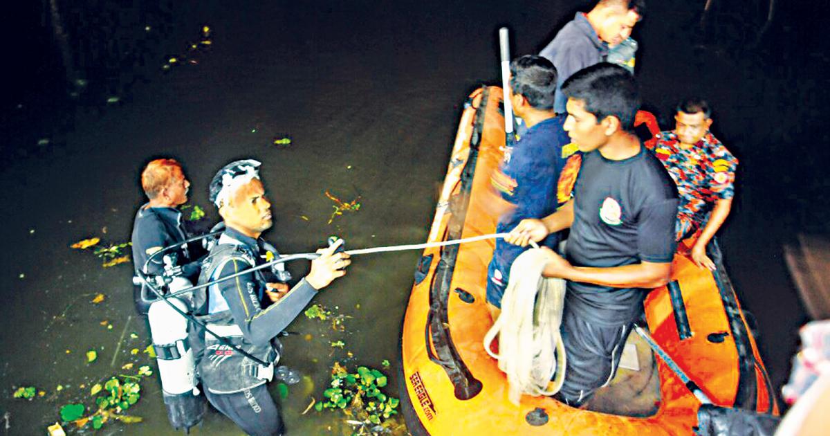 উত্তরার খাল থেকে আরও ৩২টি ম্যাগাজিন উদ্ধার।।