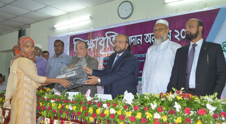 রাজশাহীতে সুবিধাবঞ্চিত শিক্ষার্থীদের মাঝে ইসলামী ব্যাংকের শিক্ষাবৃত্তি ।।