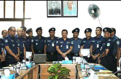 ময়মনসিংহে বিভিন্ন ক্ষেত্রে সফলতা অর্জনের জন্য পুরস্কৃত হলেন ১০ পুলিশ কর্মকর্তা ।।