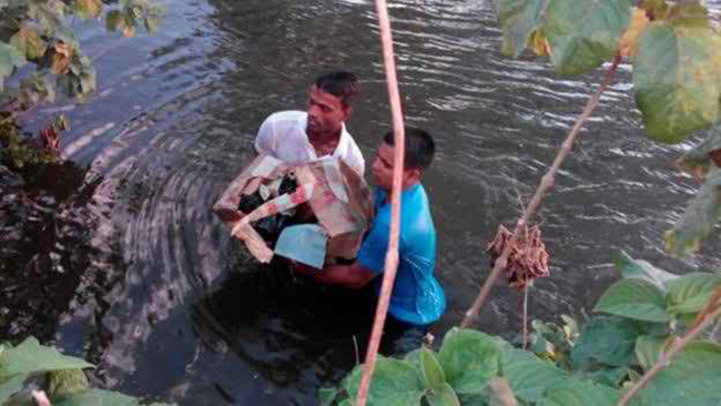উত্তরার দিয়াবাড়ি খাল থেকে ৩ ব্যাগ ইলেকট্রনিক ডিভাইস উদ্ধার ।।