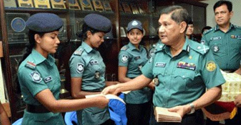 ২৩ নারী সার্জেন্টদের ঈদ সম্মানি দিলেন ডিএমপি কমিশনার ।।