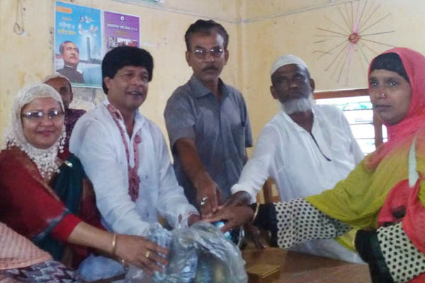 পটুয়াখালীর কলাপাড়ায় দুস্থ নারীদের মাঝে সেলাই মেশিন বিতরণ ।।