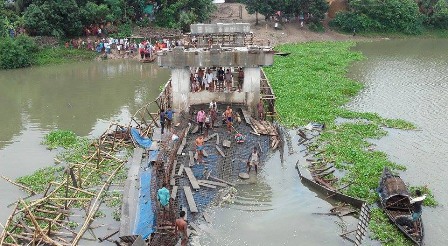 নাটোরে নির্মানাধীন ব্রীজের গার্ডার ভেঙ্গে আহত ৮