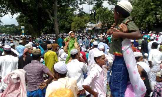 দেশের সর্ববৃহৎ ঈদের জামাত কিশোরগঞ্জের শোলাকিয়া মাঠের কাছে বিস্ফোরণে দুই পুলিশসহ নিহত ৪, আহত ১৬