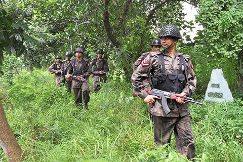 হিলি সীমান্তে মাদকসহ ৫ লক্ষাধিক টাকার মালামাল জব্দ