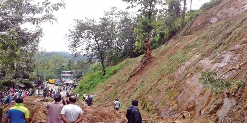 টানা বর্ষণে রাঙামাটিতে ফের পাহাড় ধস, ঝুঁকিপূর্ণ এলাকায় সতর্ক করতে মাইকিং।।   