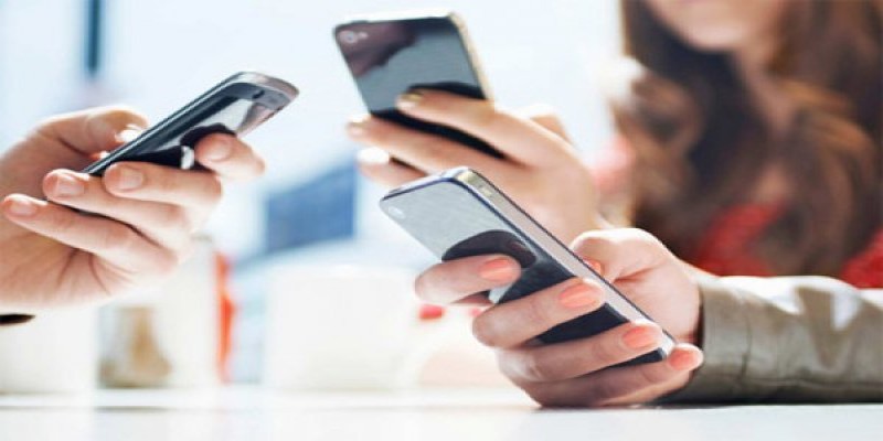 স্মার্টফোন ব্যবহারের ফলেই মানুষের ত্বকে দ্রুত বয়সের ছাপ পড়ছে।।