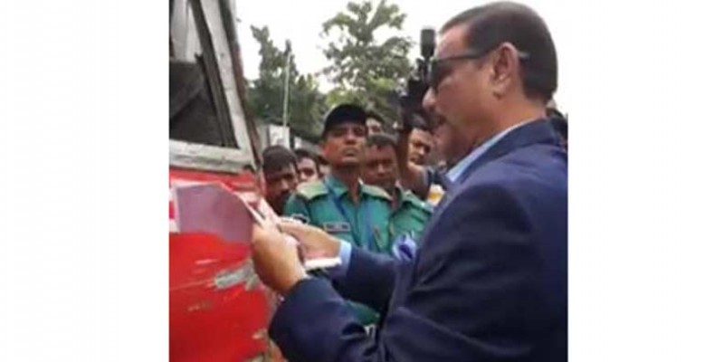 গাড়ির কাগজ যাচাই করতে রাস্তায় নেমে পড়লেন সড়ক পরিবহনমন্ত্রী ওবায়দুল কাদের।।