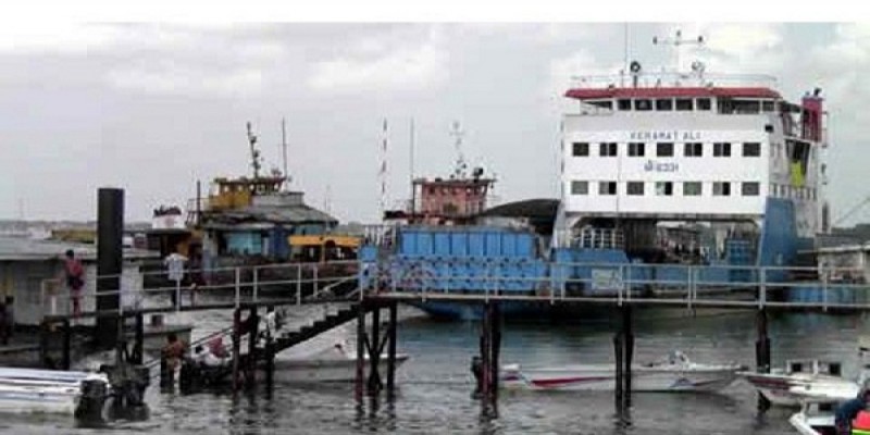 কাঁঠালবাড়ী-শিমুলিয়ায় ফেরি চলাচল বন্ধ, যাত্রীদের ভোগান্তি