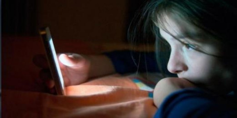 অন্ধত্বের অন্যতম মূল কারণ হতে পারে ইলেকট্রনিক্স ডিভাইসের নীল আলো।   