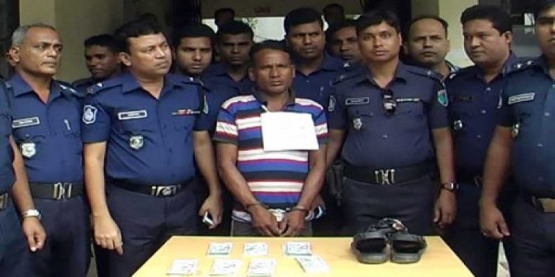 ঝিনাইদহে এক ব্যক্তির স্যান্ডেলের ভিতরে ২২ হাজার মার্কিন ডলার।
