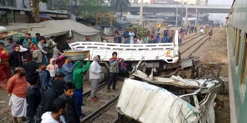 মগবাজারে রেললাইনের ওপর বিকল ট্রাক॥২টি ট্রেনের ধাক্কা, অতপর অপসারণ