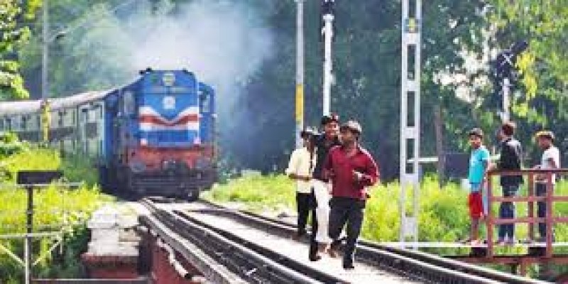 রাজধানীতে রেললাইনে দাঁড়িয়ে ছবি তুলতে গিয়ে প্রাণ গেল এক কিশোরের॥   