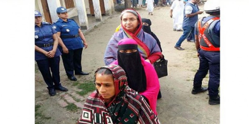 লাইনে দাঁড়িয়ে ভোট দিলেন শিক্ষামন্ত্রী ডা: দীপু মনি॥