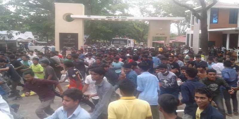 চট্টগ্রাম বিশ্ববিদ্যালয়ে পুলিশ-ছাত্রলীগ সংঘর্ষ॥আহত ২০