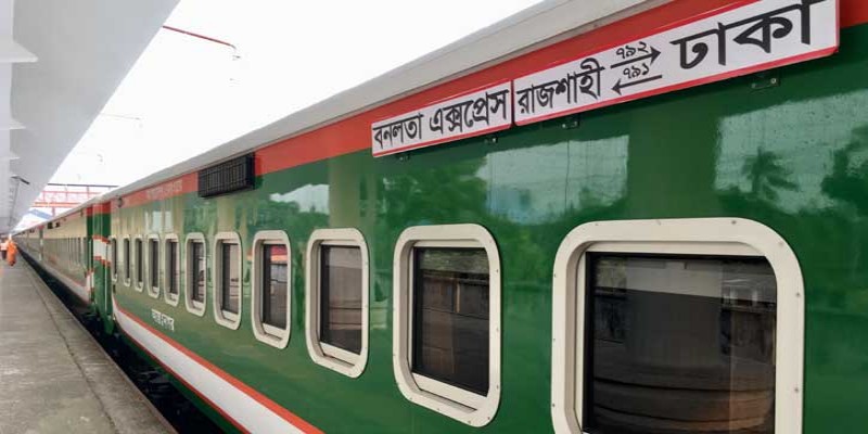 আধুনিক ট্রেন ‘বনলতা’য় পুরনো ইঞ্জিন॥উঠবে না কাঙ্ক্ষিত গতি