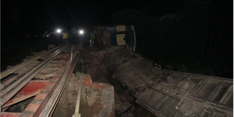 কুলাউড়ায় ট্রেন দুর্ঘটনায় নিহতের সংখ্যা বেড়ে ৭, আহত ২৫০॥ কারন জানতে রেলওয়ের তদন্ত কমিটি   