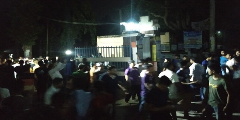 মধ্যরাতে বিক্ষোভে উত্তাল রাবি ।। সহকারী প্রক্টর লাঞ্ছিত