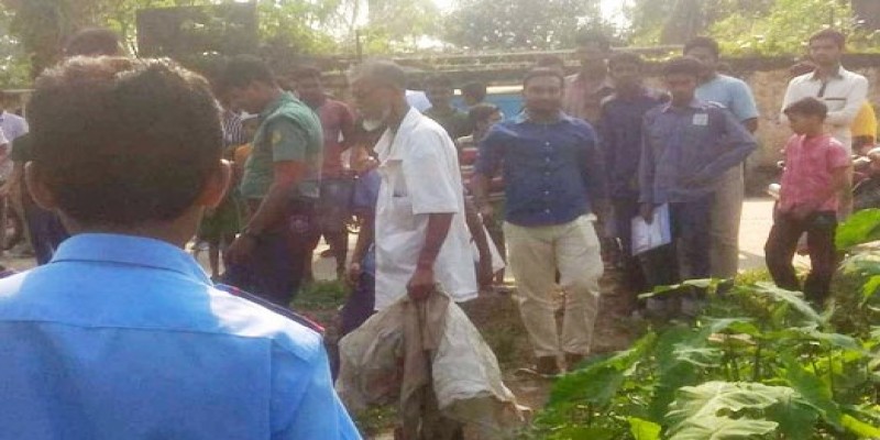 ডোবা থেকে নবজাতকের মরদেহ টেনে তুললো পোষা কুকুর॥