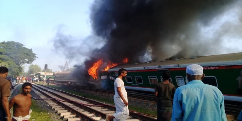 উল্লাপাড়ায় রংপুর এক্সপ্রেসের ৭টি বগি লাইনচ্যুত।। আগুন