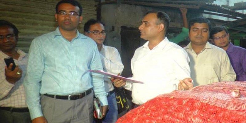 ব্যবসায়ির বাড়িতেই মিললো মজুদ করা ৩০০ বস্তা পেঁয়াজ!