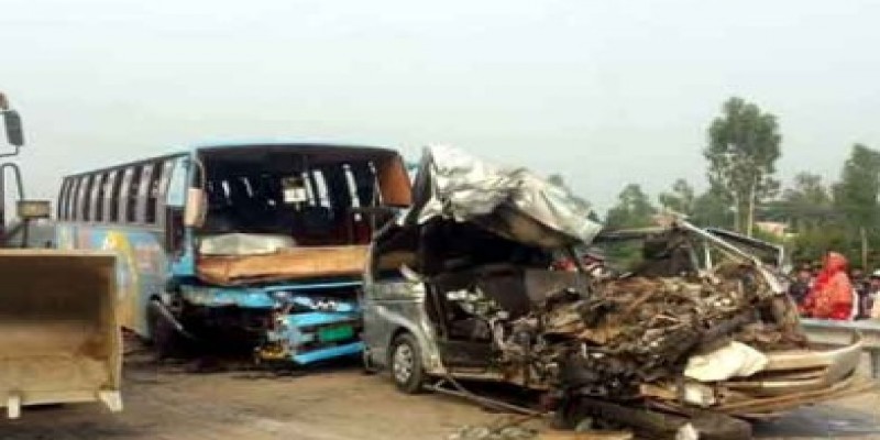 বাসচাপায় বরযাত্রীবাহী মাইক্রোর ১০ আরোহীর মৃত্যু॥ নিহতদের ৭ জন একই পরিবারের