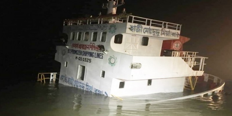 বরিশালের কীর্তনখোলা নদীতে লঞ্চ-কার্গো সংঘর্ষ॥ কার্গোডুবি