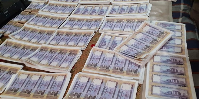 ধানমন্ডিতে ফ্ল্যাটজুড়ে জাল টাকার ছড়াছড়ি ॥ র‍্যাবের অভিযানে আটক ১