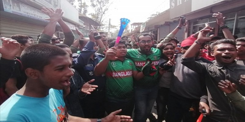 পিরোজপুরে ক্রিকেট প্রেমীদের বাধ ভাঙ্গা উল্লাস