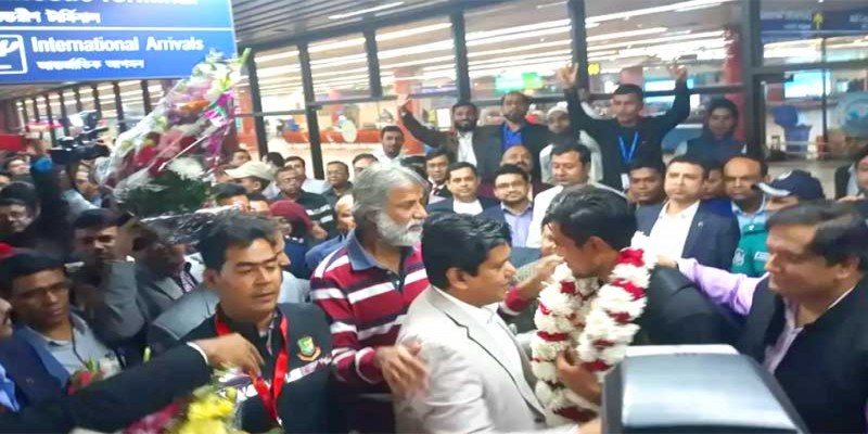 দেশের মাটিতে পা রাখলেন 'বিশ্বজয়ী' জুনিয়র বীরেরা॥
