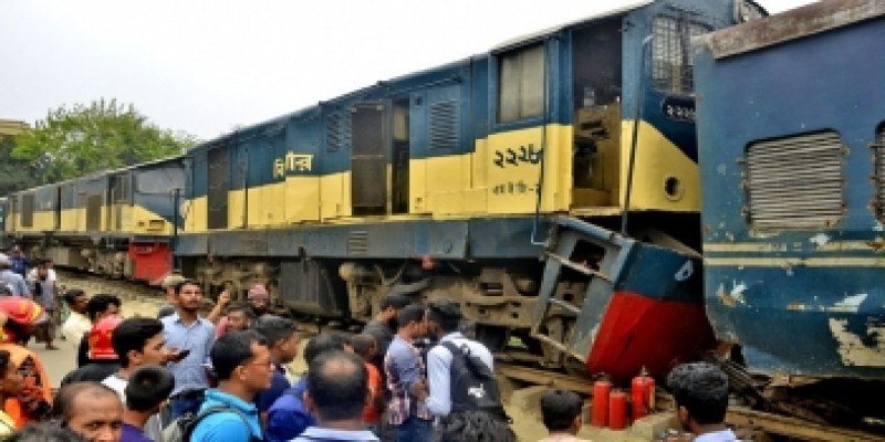 চট্টগ্রামে দুই ট্রেনের মুখোমুখি সংঘর্ষ॥আহত ৩   