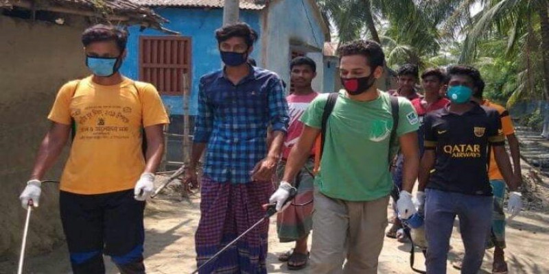 দেবহাটা উপজেলায় ছাত্রলীগের উদ্যোগে গ্রামে গ্রামে গিয়ে জীবাণুনাশক স্প্রে সচেতনতামুলক লিফলেট বিতরণ॥