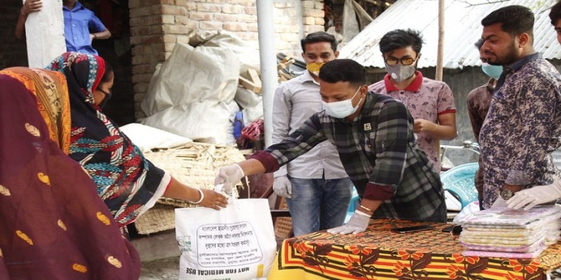 খুলনায় ছাত্রলীগ নেতা সেতুর ত্রান বিতরন॥ এক’শ পরিবার পেল এক সপ্তাহের খাবার ও শাড়ি   