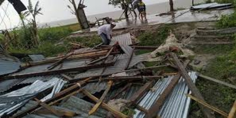 লক্ষ্মীপুরে কালবৈশাখীর হানা॥ অর্ধশতাধিক ঘর বিধ্বস্ত