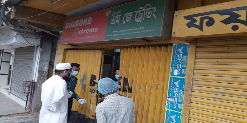 সরকারি নির্দেশ অমান্য করে চট্টগ্রামে রড, ইট, বালু, সিমেন্ট বিক্রি॥