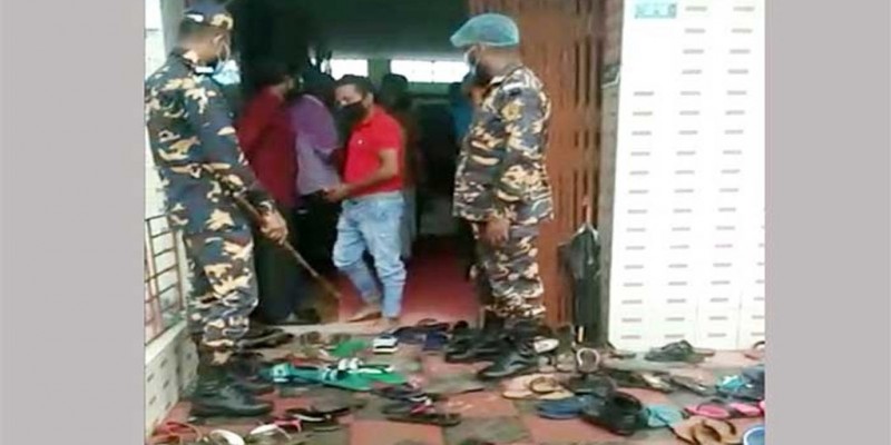 নোয়াখালীর মসজিদে নামাজ॥ শারীরিক দূরত্ব না মানায় ১০৮ মুসল্লির জরিমানা