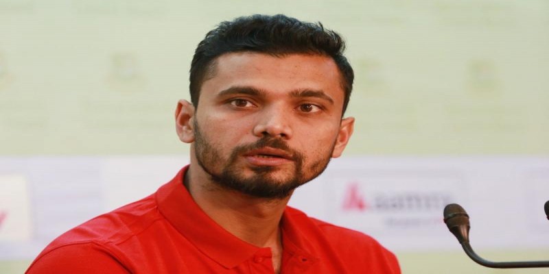 নড়াইলে শ্রমিক সংকটের মধ্যেই কৃষকদের কিছুটা হলেও স্বস্তি দিলেন মাশরাফি॥
