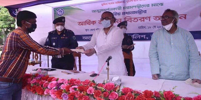 রাজশাহীতে আত্মসমর্পণকারী ৫৭ চরমপন্থীকে প্রধানমন্ত্রীর বিশেষ অনুদান॥