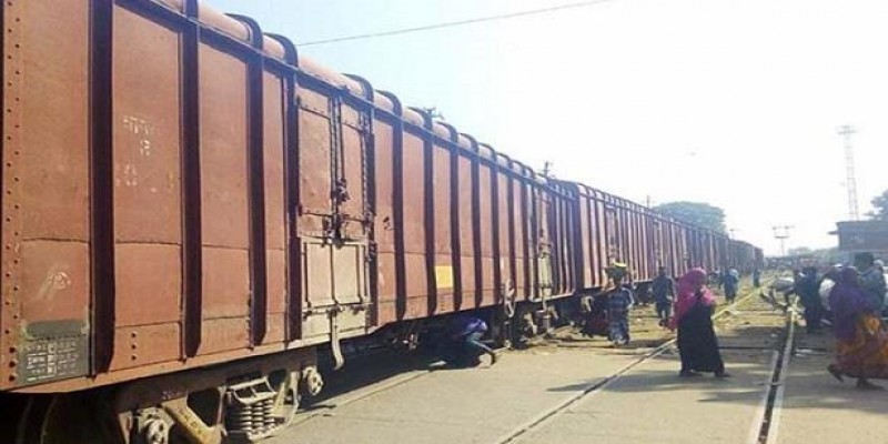 ট্রেন থেকে আমদানীকৃত ভারতীয় পেঁয়াজ চুরি॥রেলওয়ে নিরাপত্তাবাহিনীর উপর হামলা   