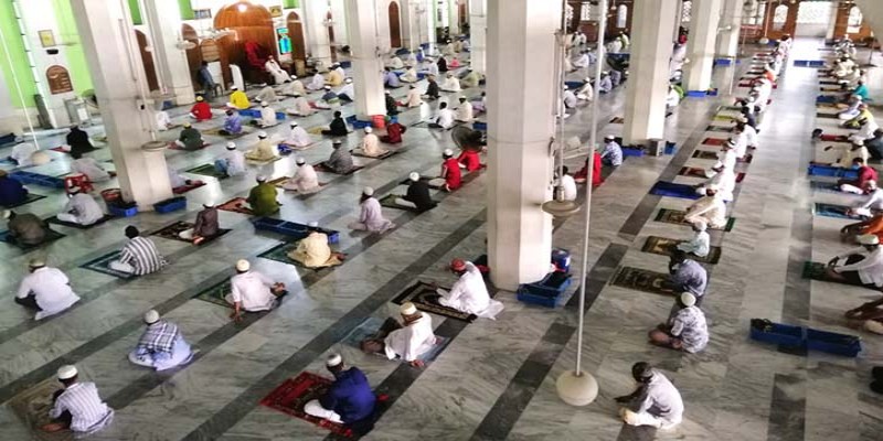 ভিন্ন পরিবেশে চট্টগ্রামে ঈদের নামাজ আদায়॥