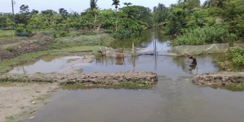 খুলনার দাকোপ সদরের বারুইখালী সরকারি খাস খাল দখল॥ বাড়ছে জলাবদ্ধতার শঙ্কা