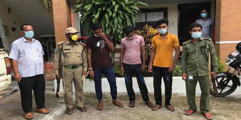 সুন্দরবনে বিষ দিয়ে মাছ ধরার চেষ্টাকালে আটক ৩॥