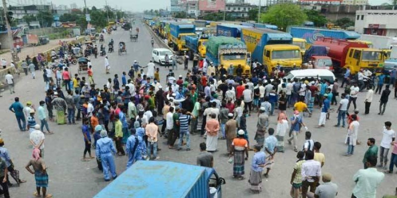 গণপরিবহন না পেয়ে ঢাকা-চট্টগ্রাম মহাসড়ক অবরোধ॥