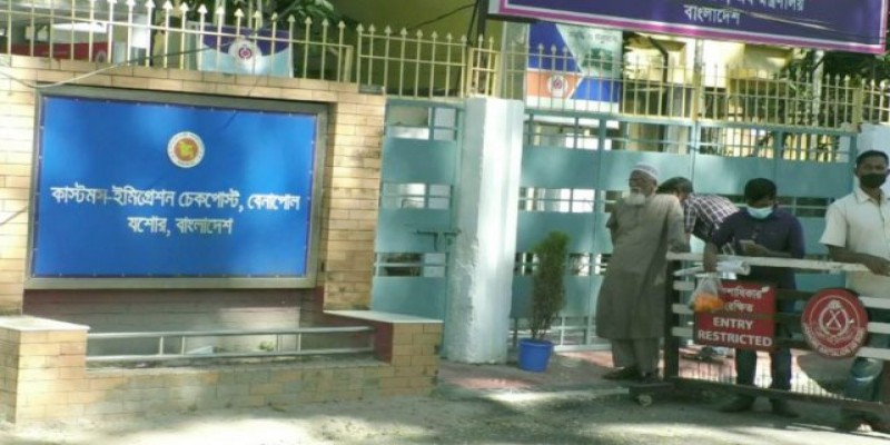 ভারতে পাচার হওয়া ২ তরুণীকে দেশে হস্তান্তর॥