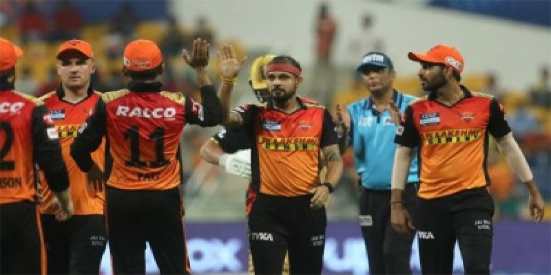 আইপিএল॥ কঠিন লড়াইয়ে কোহলিদের হারিয়ে দিল বাদ পড়া হায়দ্রাবাদ