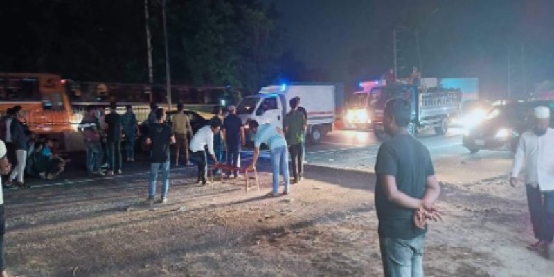 টিকা নিতে গিয়ে মারধর॥ জাবি শিক্ষার্থীদের মহাসড়ক অবরোধ