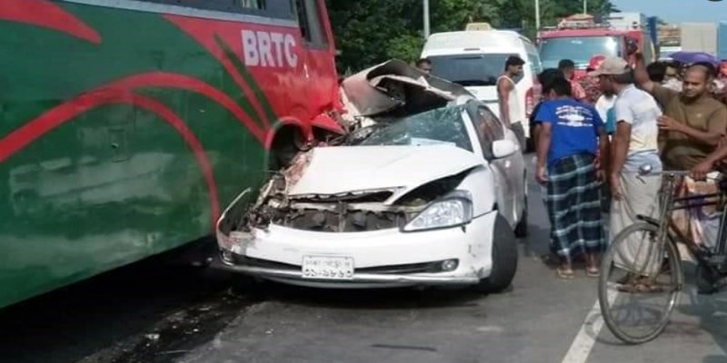 প্রাইভেটকারের ওপরে উঠে গেল বাস।। আহত ১২