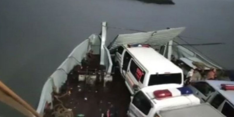 পদ্মা নদীতে বিদ্যুতের খুঁটির সঙ্গে ফেরির ধাক্কা।।